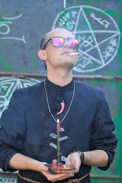 Rahip gibi giyinmiş bir adam. Cadılar Bayramı resmi. Sihir eksikliği.