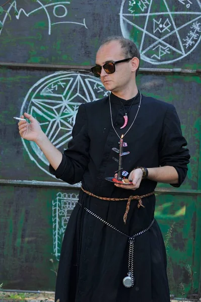 Мужчина Одетый Священник Хэллоуин Отсутствие Магии — стоковое фото