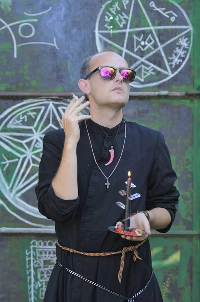 Rahip gibi giyinmiş bir adam. Cadılar Bayramı resmi. Sihir eksikliği.