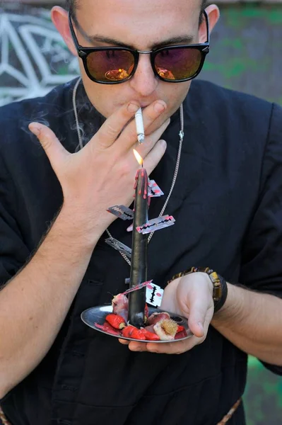 Rahip gibi giyinmiş bir adam. Cadılar Bayramı resmi. Sihir eksikliği.