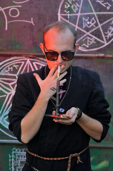 Rahip gibi giyinmiş bir adam. Cadılar Bayramı resmi. Sihir eksikliği.