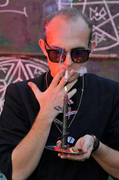 Rahip gibi giyinmiş bir adam. Cadılar Bayramı resmi. Sihir eksikliği.