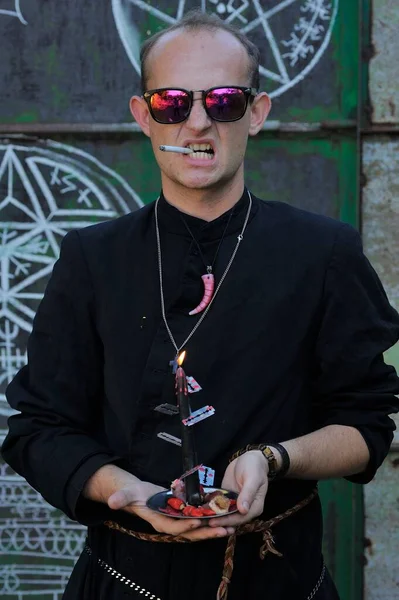 Rahip gibi giyinmiş bir adam. Cadılar Bayramı resmi. Sihir eksikliği.