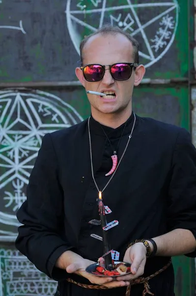 Rahip gibi giyinmiş bir adam. Cadılar Bayramı resmi. Sihir eksikliği.