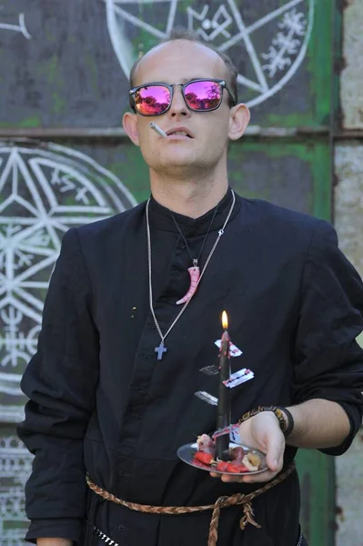 Rahip gibi giyinmiş bir adam. Cadılar Bayramı resmi. Sihir eksikliği.