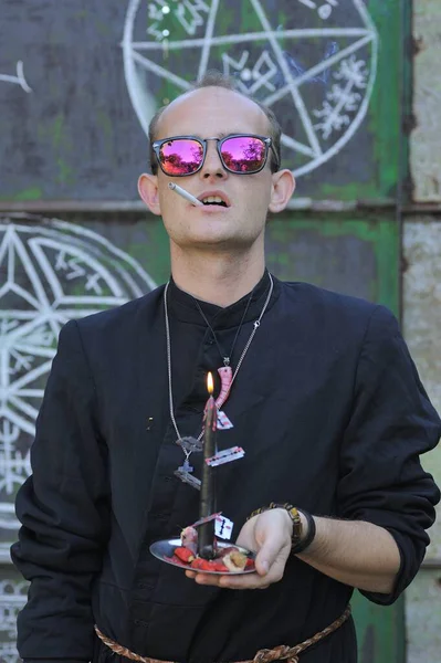 Rahip gibi giyinmiş bir adam. Cadılar Bayramı resmi. Sihir eksikliği.