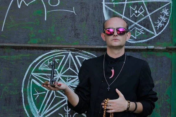 Rahip gibi giyinmiş bir adam. Cadılar Bayramı resmi. Sihir eksikliği.