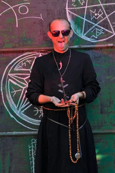 Rahip gibi giyinmiş bir adam. Cadılar Bayramı resmi. Sihir eksikliği.