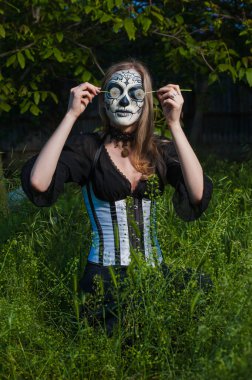 Gotik kız ve devedikeni. Karnaval maskeli biri. Meksika ölüm maskesi