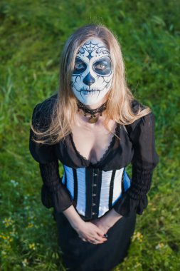 Gotik kız ve devedikeni. Karnaval maskeli biri. Meksika ölüm maskesi