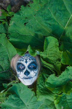 Gotik kız ve devedikeni. Karnaval maskeli biri. Meksika ölüm maskesi