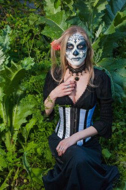 Gotik kız ve devedikeni. Karnaval maskeli biri. Meksika ölüm maskesi