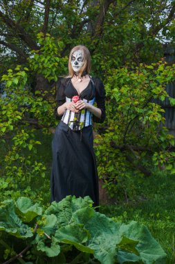Gotik kız ve devedikeni. Karnaval maskeli biri. Meksika ölüm maskesi