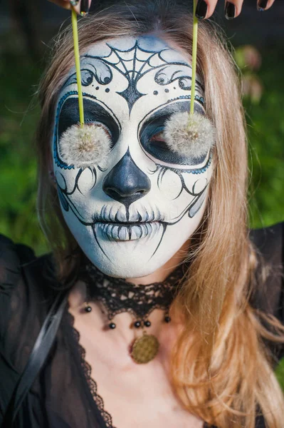 Gotisch Meisje Distel Persoon Met Carnavalsmasker Mexicaanse Dodenmasker — Stockfoto