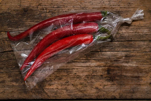 Pimienta Roja Picante Paquete Plástico Sobre Fondo Madera Tres Chiles —  Fotos de Stock