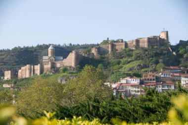 Tiflis 'teki bir dağda antik bir kale. Tarihi mimariye bir örnek.