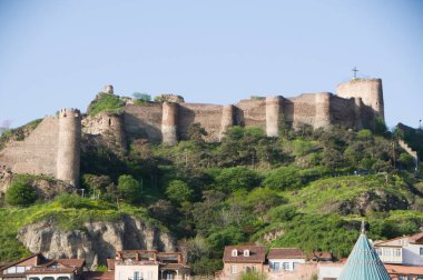 Güzel eski şehir Tiflis. Tapınakların ve kalelerin tarihi parçası..