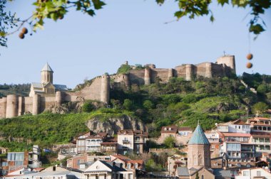 Güzel eski şehir Tiflis. Tapınakların ve kalelerin tarihi parçası..