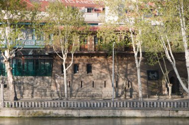 Yeşil bitkilerle çevrili çok güzel, eski bir doğu şehri.. 