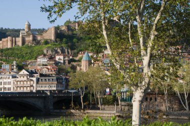 Yeşil bitkilerle çevrili çok güzel, eski bir doğu şehri.. 