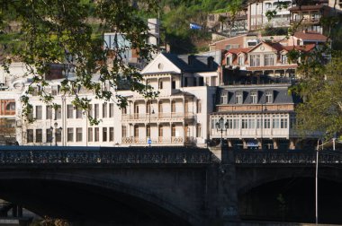 Yeşil bitkilerle çevrili çok güzel, eski bir doğu şehri.. 