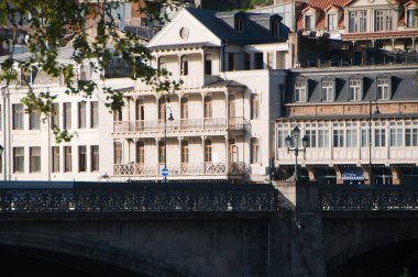 Güzel eski şehir Tiflis. Tapınakların ve kalelerin tarihi parçası..