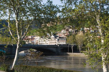 Yeşil bitkilerle çevrili çok güzel, eski bir doğu şehri.. 