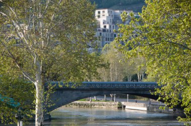 Yeşil bitkilerle çevrili çok güzel, eski bir doğu şehri.. 