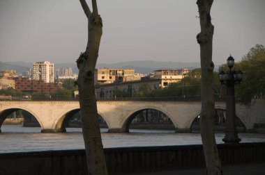 Taştan şehir köprüsü nehir boyunca