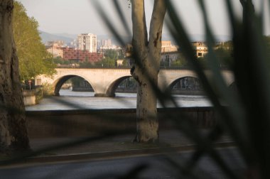 Taştan şehir köprüsü nehir boyunca