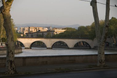 Taştan şehir köprüsü nehir boyunca