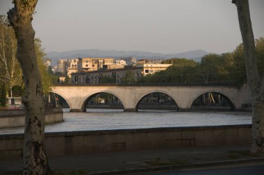 Taştan şehir köprüsü nehir boyunca