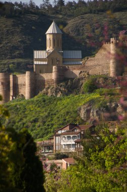 Tiflis 'teki bir dağda antik bir kale.
