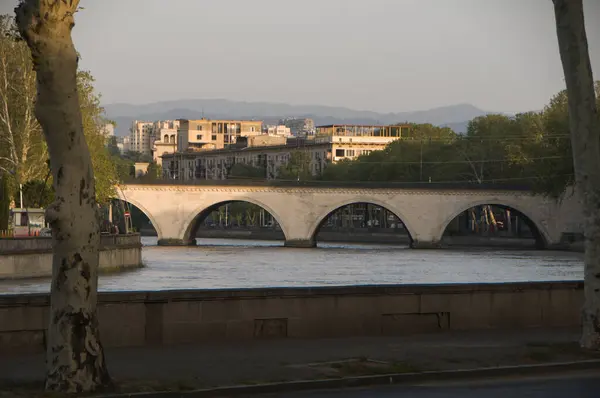 Кам Яний Міський Міст Через Річку — стокове фото