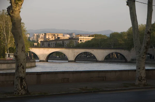 横跨河流的石桥 — 图库照片