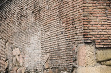 Eski bir tapınağın eski tuğla duvarı