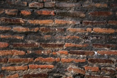 Eski bir tapınağın eski tuğla duvarı