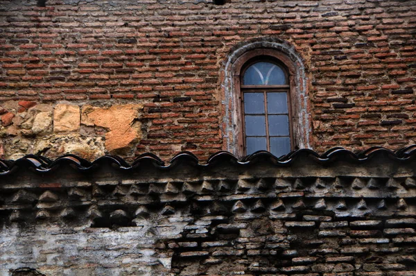 Pencereli Klasik Kırmızı Tuğla Duvar — Stok fotoğraf