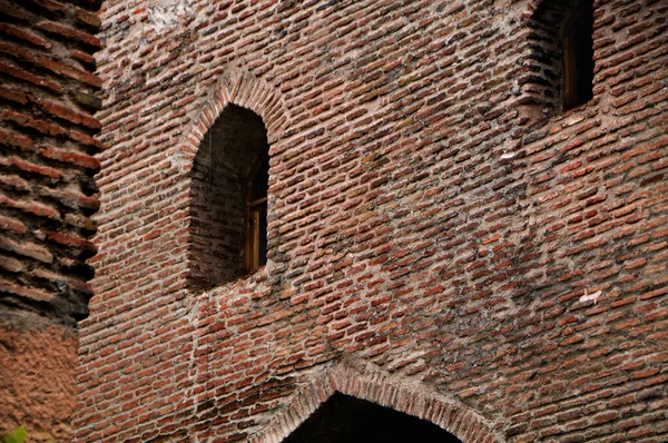 Eski Bir Tapınağın Eski Tuğla Duvarı — Stok fotoğraf