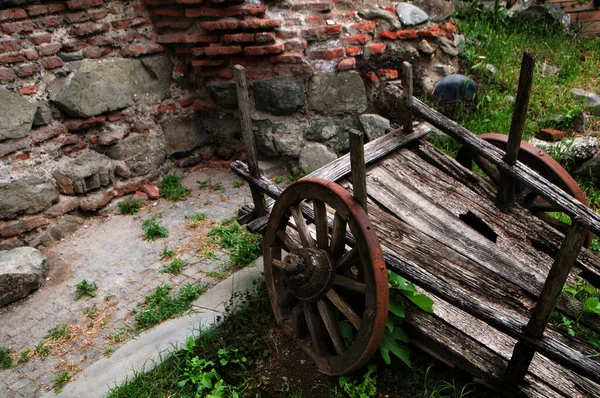 Viejo Vagón Ruinas Patio Cubierto Hierba — Foto de Stock