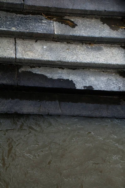 Stare Kamienne Schody Prowadzą Prosto Rzeki — Zdjęcie stockowe