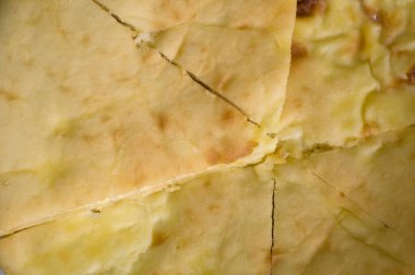 Bir parça Gürcü peynirli ekmek. Khachapuri kapatıyor. Üst görünüm.