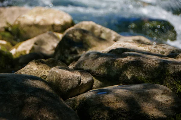 Belle Pietre Fiume Montagna Sfondo Vicino — Foto Stock