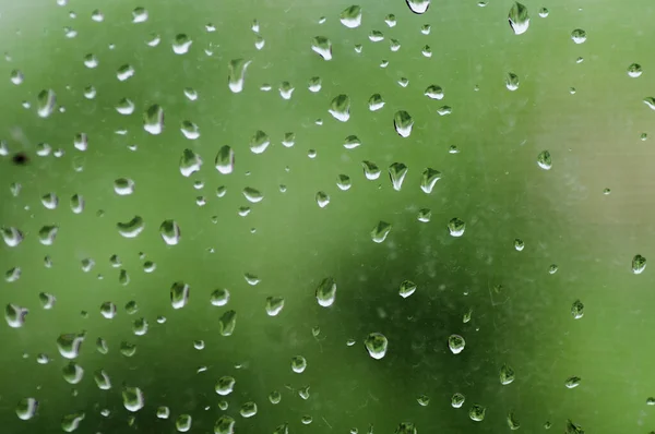 Tekstur Latar Belakang Dari Tetesan Hujan Pada Kaca Warna Zamrud — Stok Foto