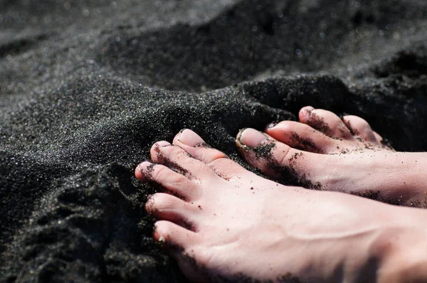 Nohy Černém Magnetickém Písku Černomořské Pláže Krásný Černý Pozadí Textura — Stock fotografie