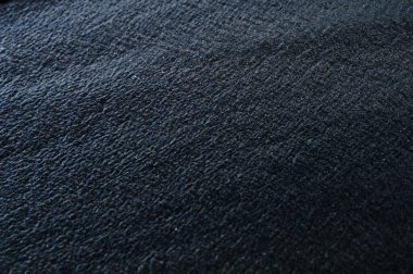 Deniz kıyısındaki siyah volkanik manyetik kum. Sahilin arka planında dalgalar birbirine yakın.. 