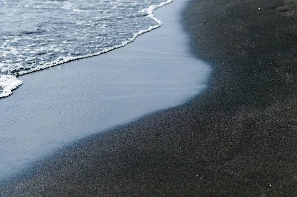 Black Volcanic Magnetic Sand Seashore Background Texture Beach Waves Closeup — Stock Photo, Image