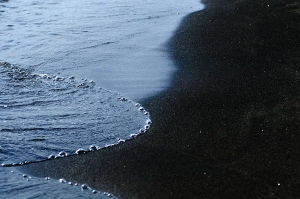 Areia Magnética Vulcânica Preta Litoral Textura Fundo Praia Com Ondas — Fotografia de Stock