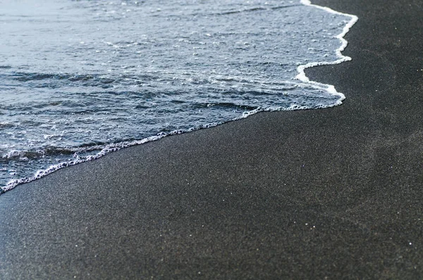 Areia Magnética Vulcânica Preta Litoral Textura Fundo Praia Com Ondas — Fotografia de Stock