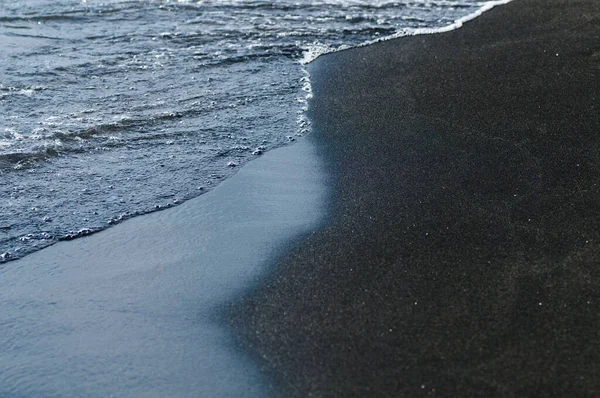 Areia Magnética Vulcânica Preta Litoral Textura Fundo Praia Com Ondas — Fotografia de Stock